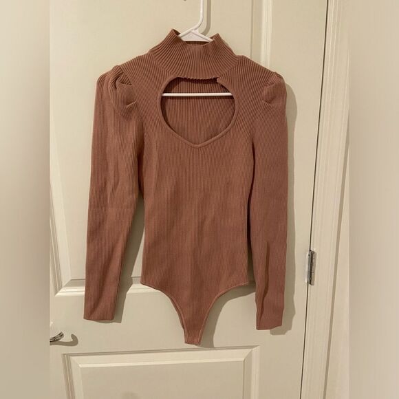 Knitted bodysuit with keyhole center - Picture 1 of 8